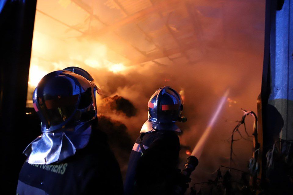 Marans (17) - les pompiers combattent un incendie d'un bâtiment de 800m²