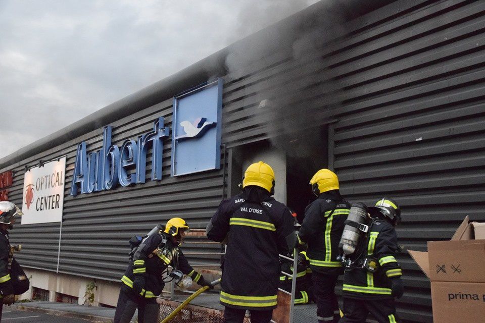 Osny (95) - Les pompiers mobilisés pour un incendie dans la réserve du magasin Aubert