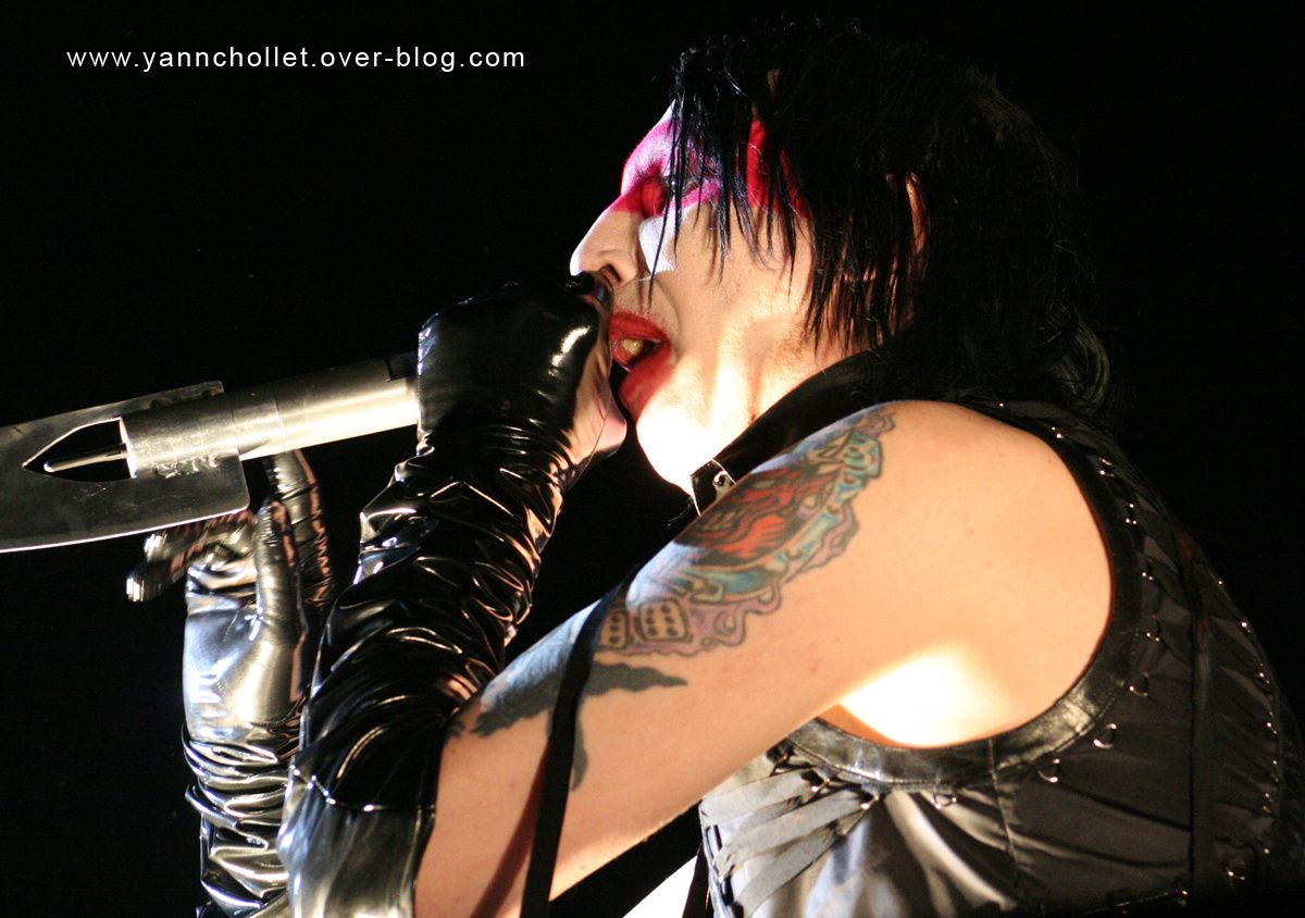 Chanteur sur scene marilyn manson en concert