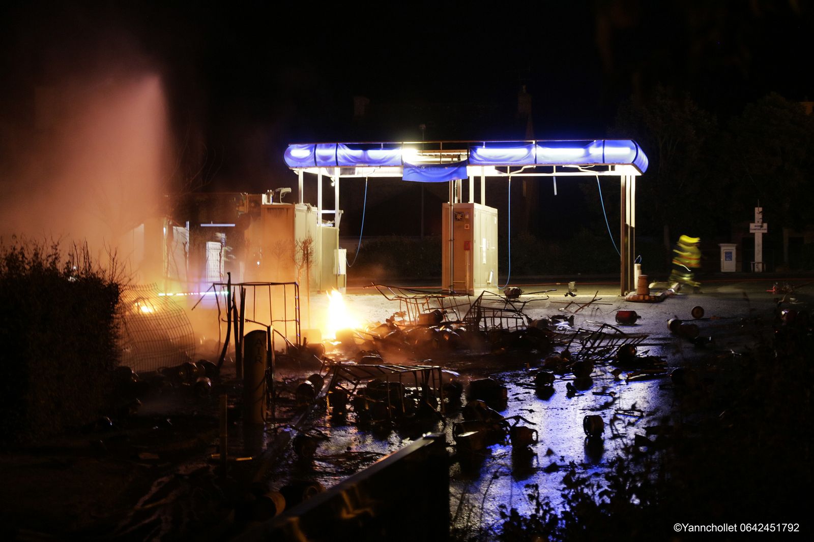 Photo de l'incendie de la station essence à Plancoët en Bretagne par Yann Chollet, photographe professionnel à Saint-Malo