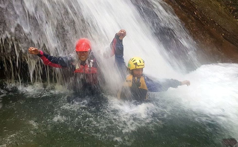 petite douche sous une cascade pendant une descente en kayak