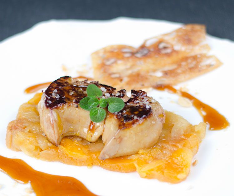 Foie gras poêlé à la compotée de pommes-coings-abricots et noisettes au  caramel de balsamique - Et si c'était bon...