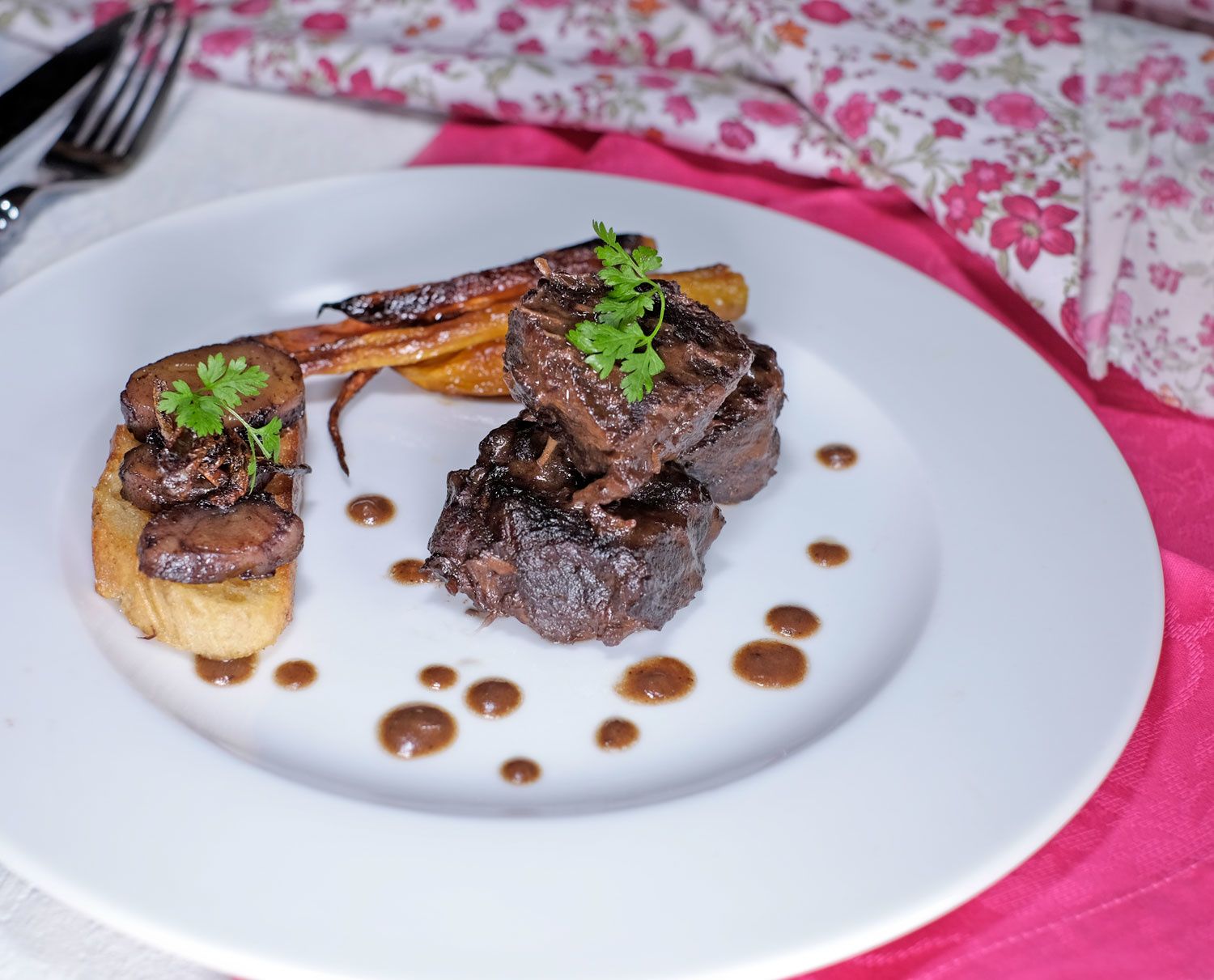 Boeuf Bourguignon Au Vin Rouge Tartine A La Moelle Et Carottes
