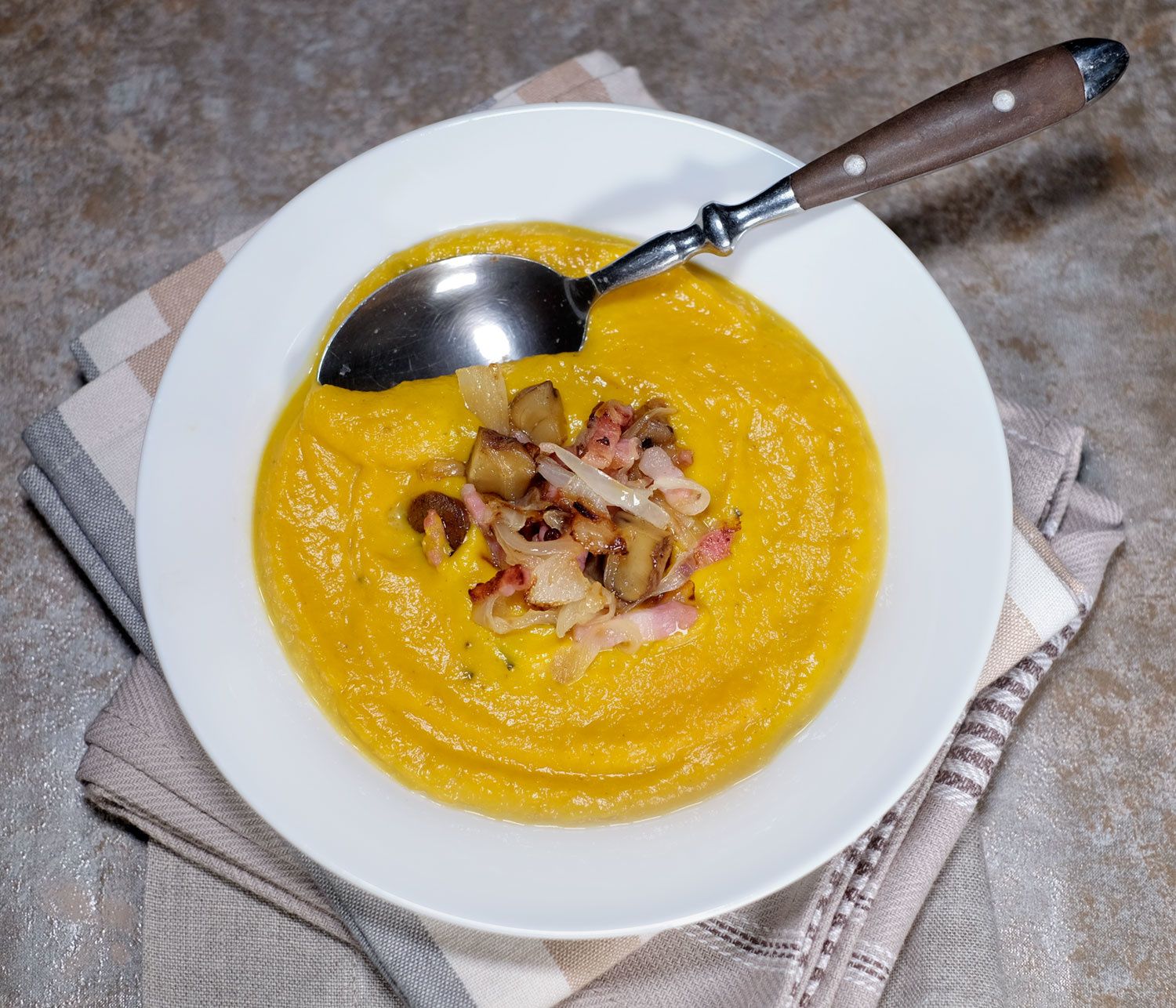 Puree De Potimarron Veloutee Pepites De Chataignes Oignons Et Lard Grille Et Si C Etait Bon