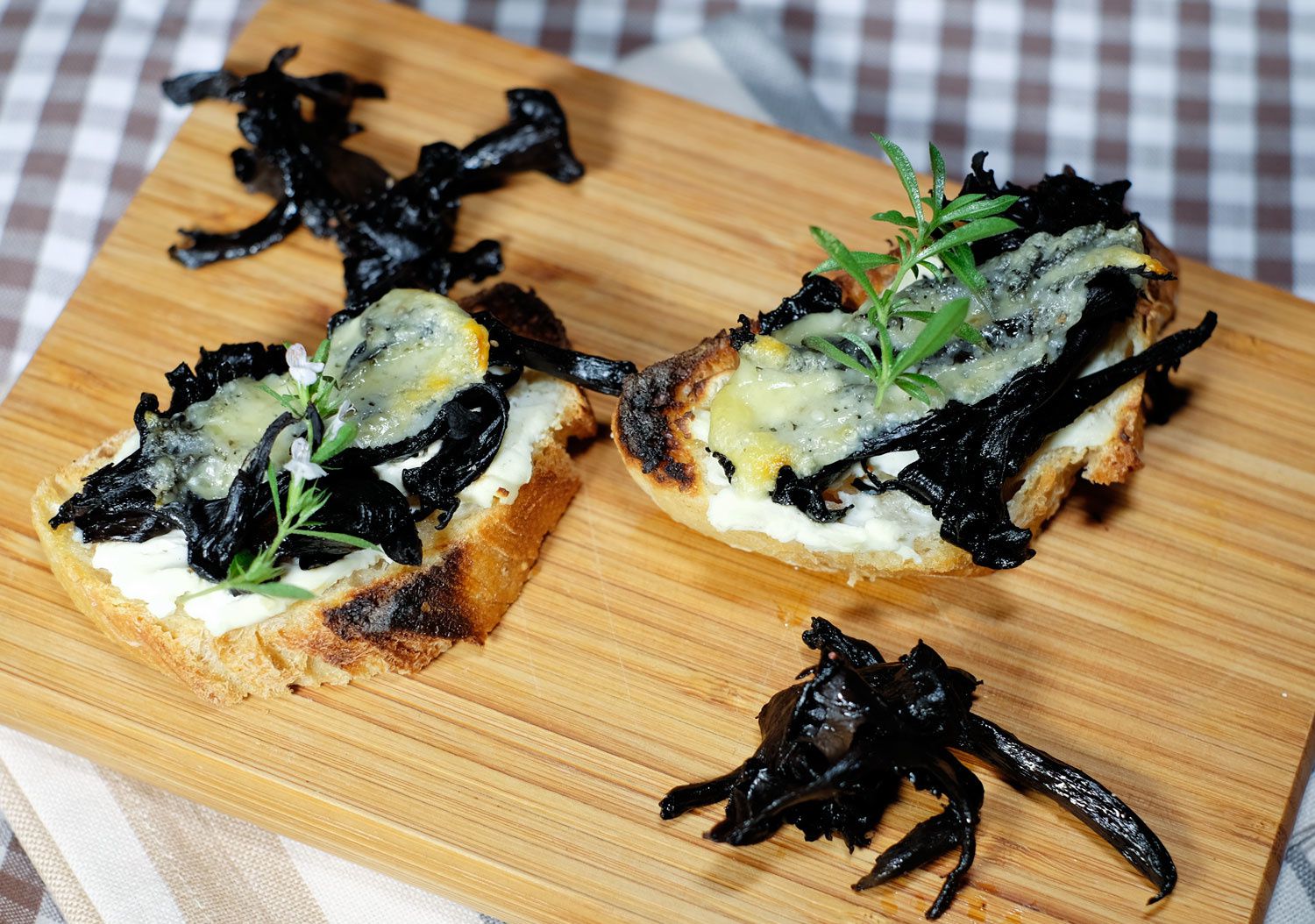 Crostini aux trompettes de la mort et Comté - Et si c'était bon...