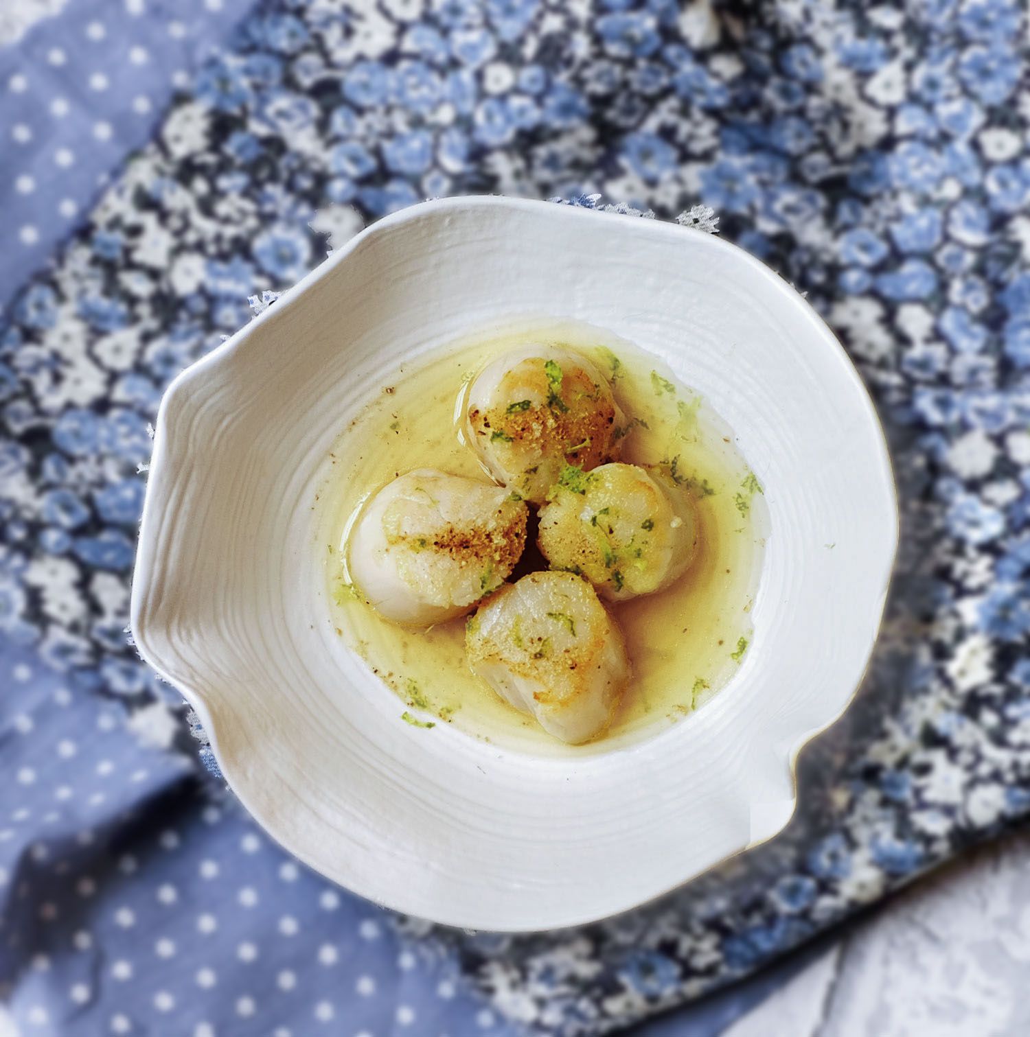 Noix de Saint-Jacques juste saisies et bouillon de volaille épicé