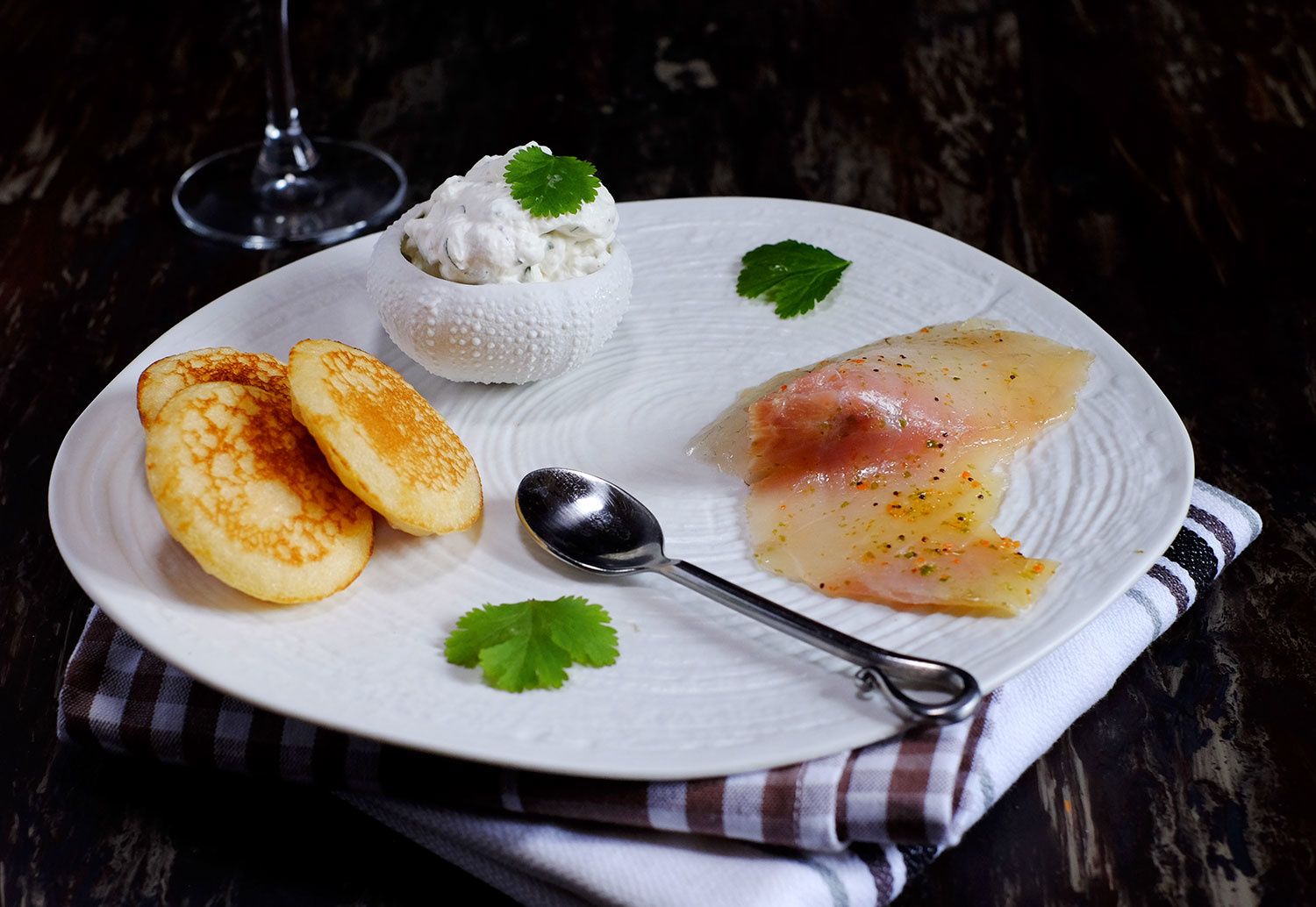 Assiette nordique : poisson fumé mariné, crème à la coriandre et blinis -  Et si c'était bon...