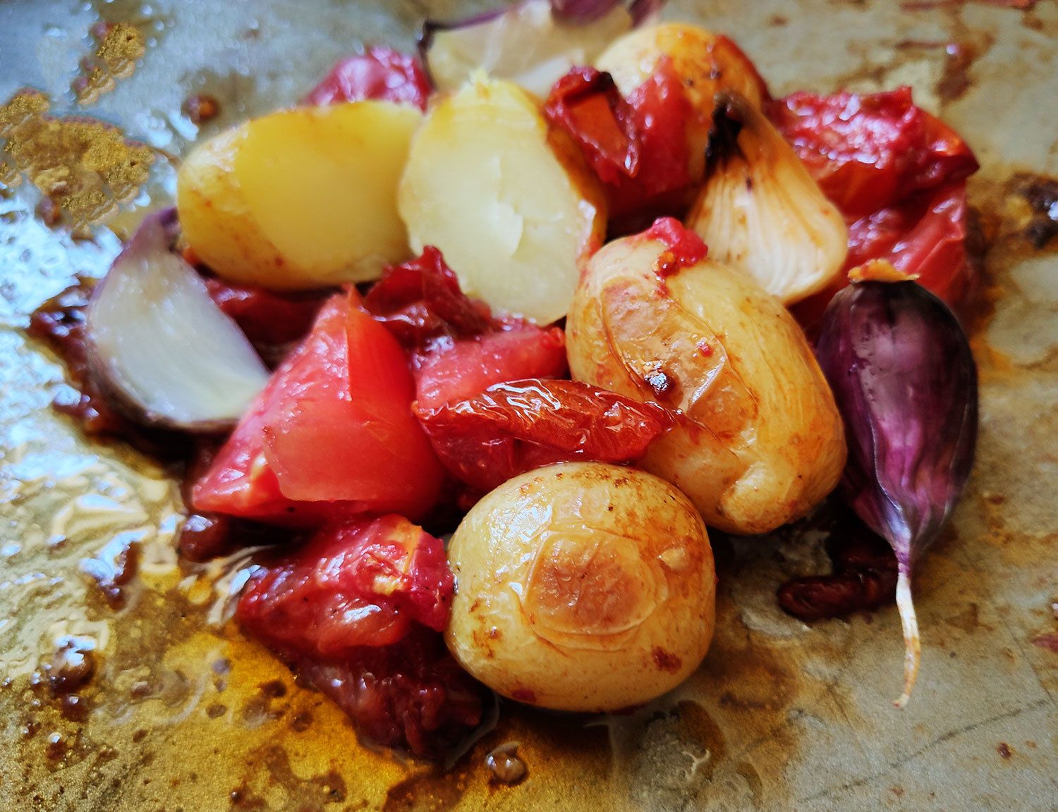 Pommes de terre (bonnottes La Noirmoutier) au four, tomates ail et oignons  nouveaux - Et si c'était bon...