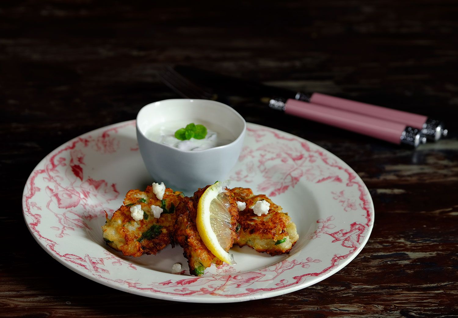 Ottolenghi croquettes de chou fleur aux épices douces, sauce au yaourt citronné à la menthe