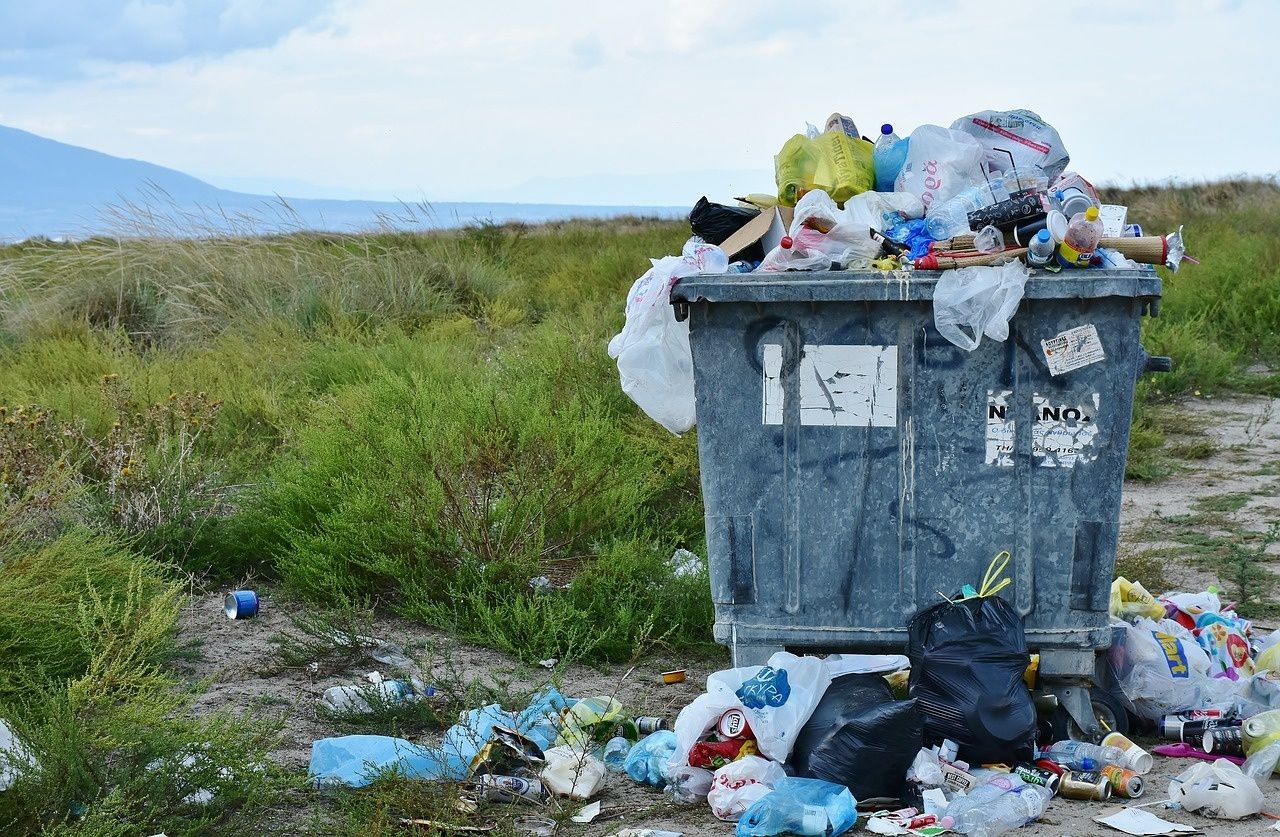 Poubelle pleine de déchets plastique