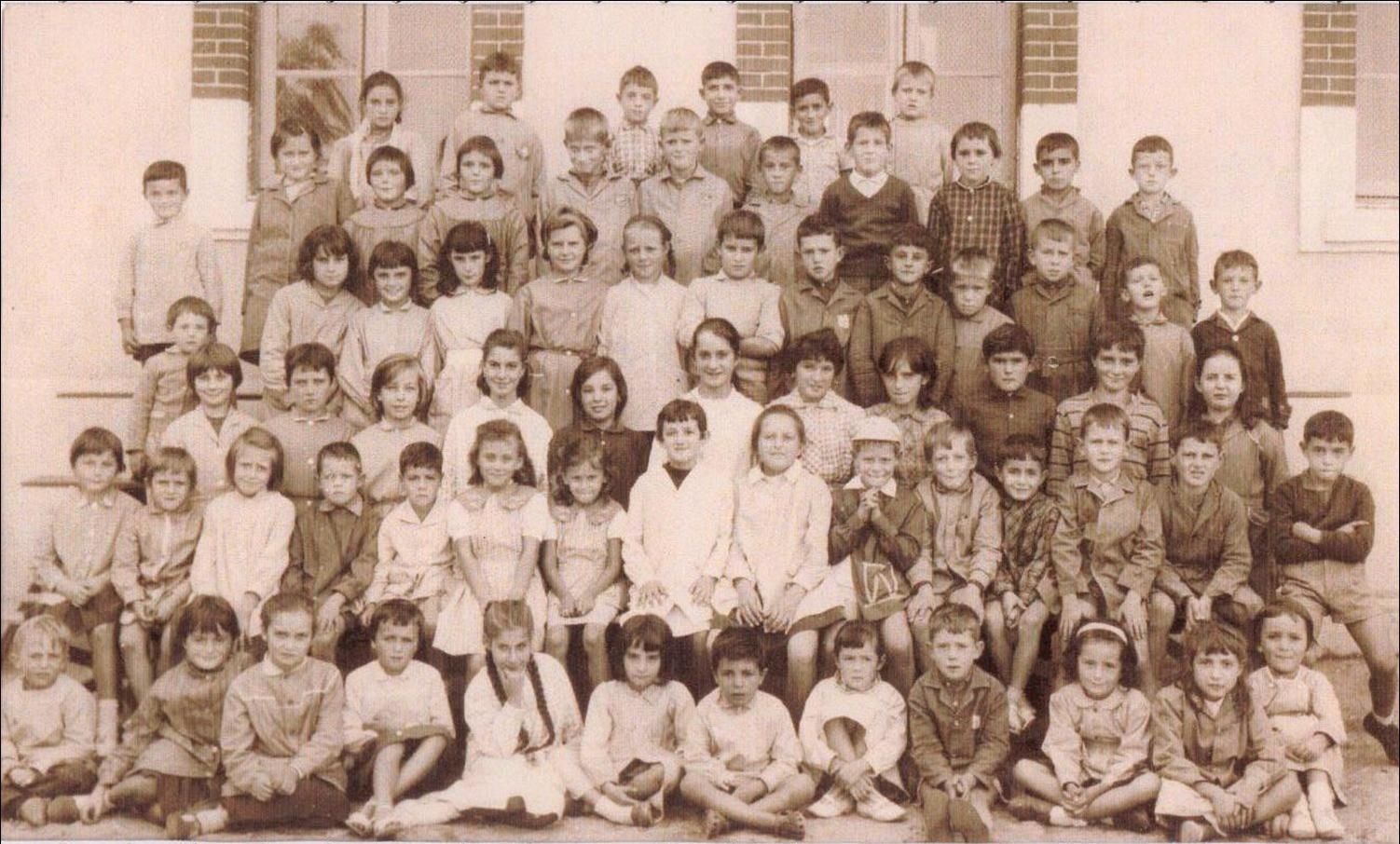 Généalogie:                      Album photos de classe de Charbonnier de 1934 à 1972