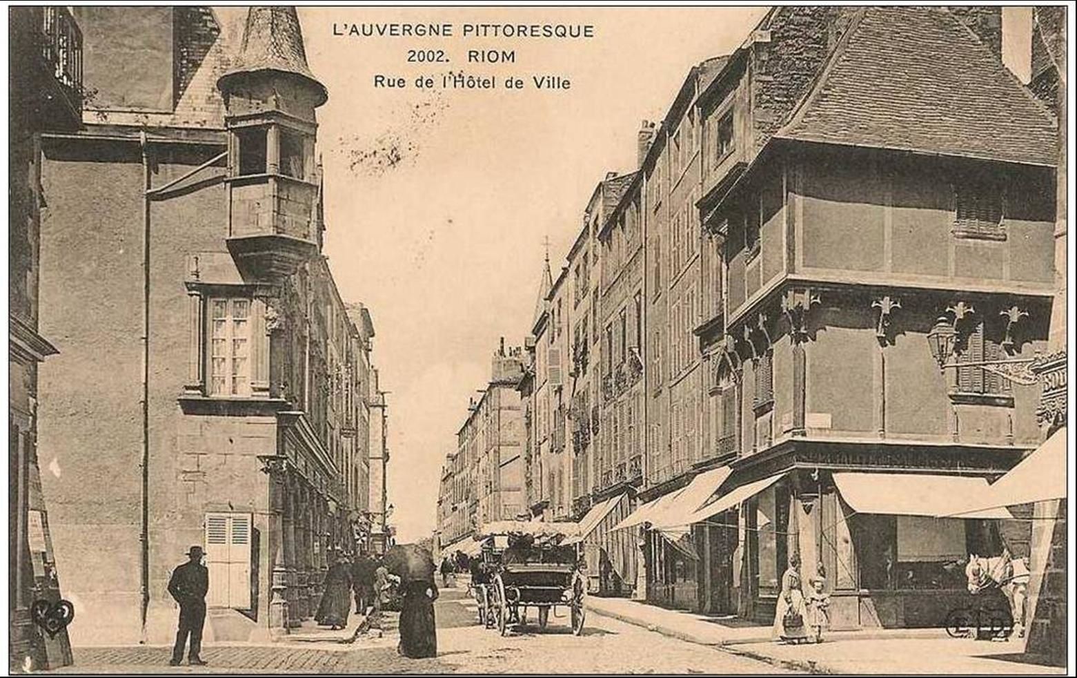 Les villes du Puy de Dome:Rue Hotel de ville à Riom 