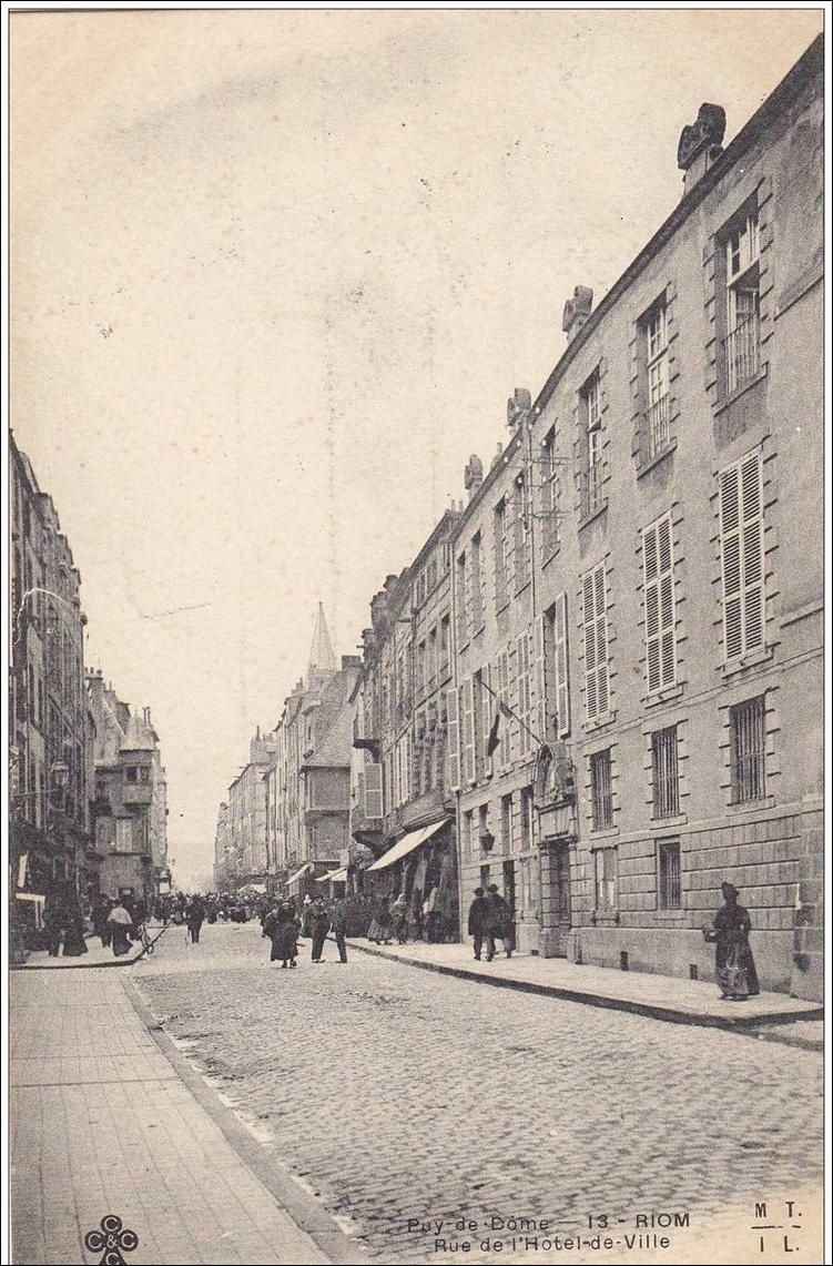 Les villes du Puy de Dome:Rue Hotel de ville à Riom 