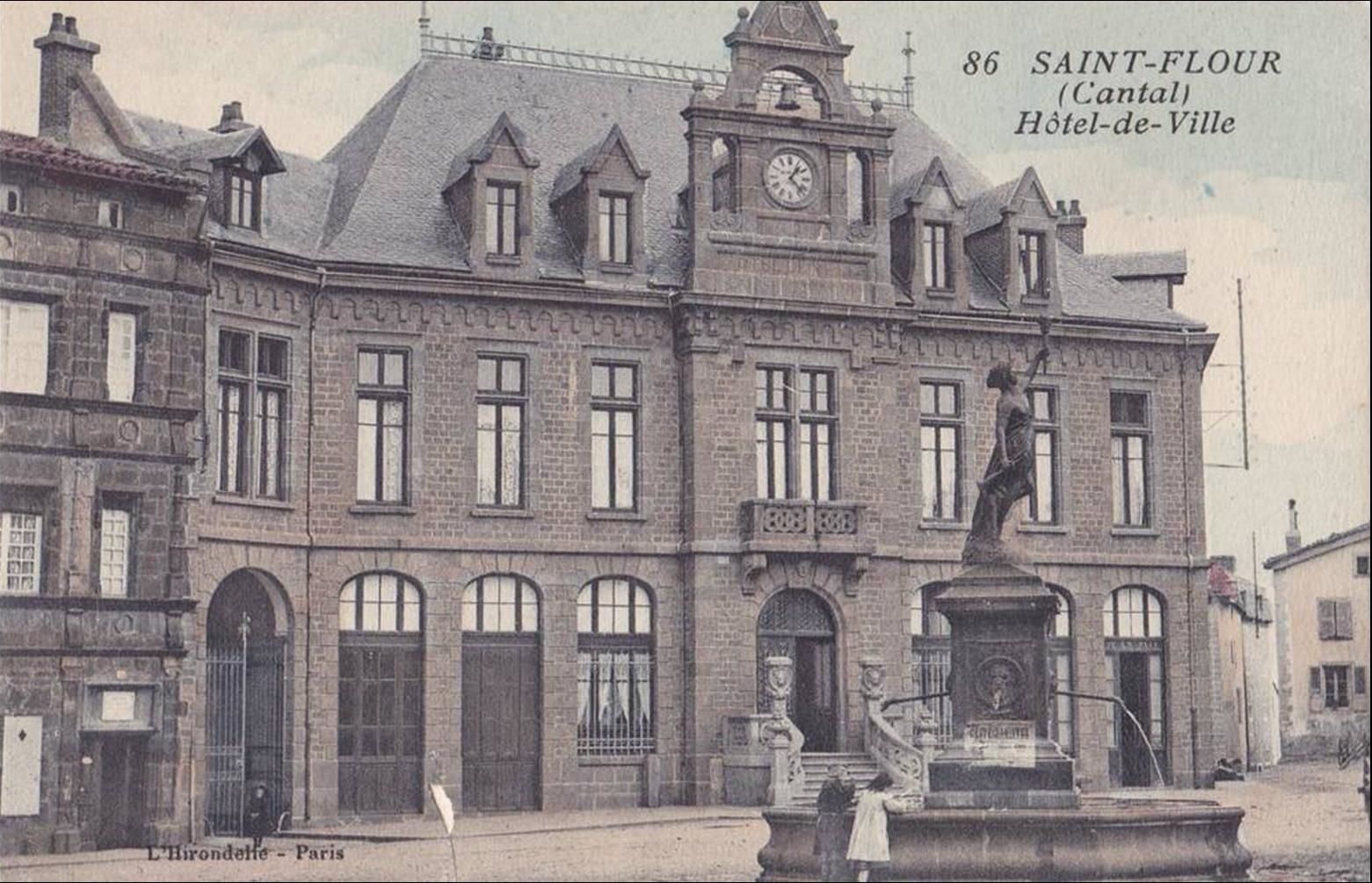 Hotel de ville et monument aux morts à St Flour