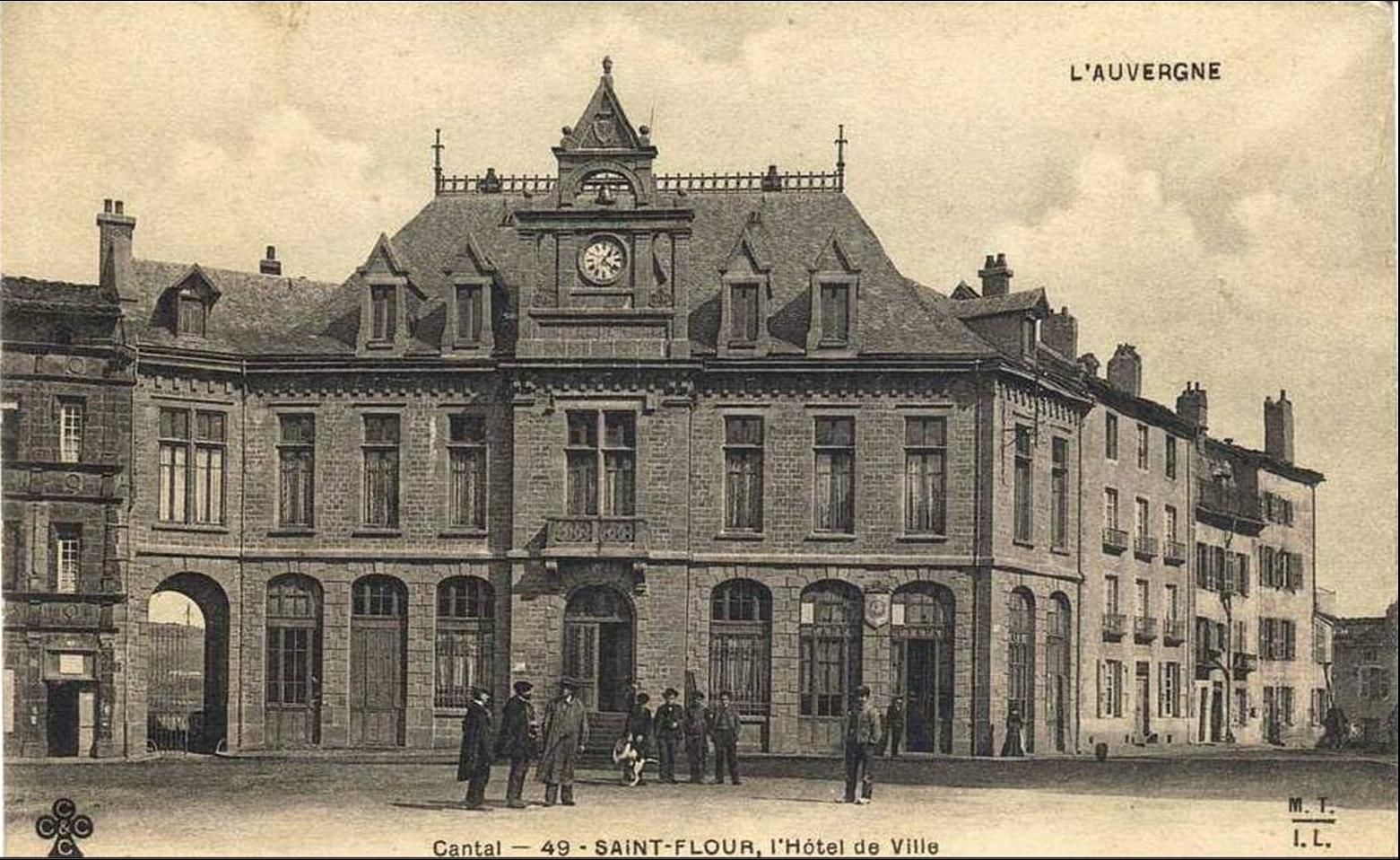 Hotel de ville et monument aux morts à St Flour