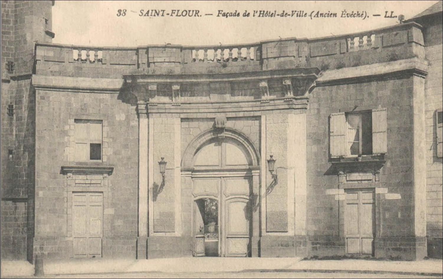 Hotel de ville et monument aux morts à St Flour