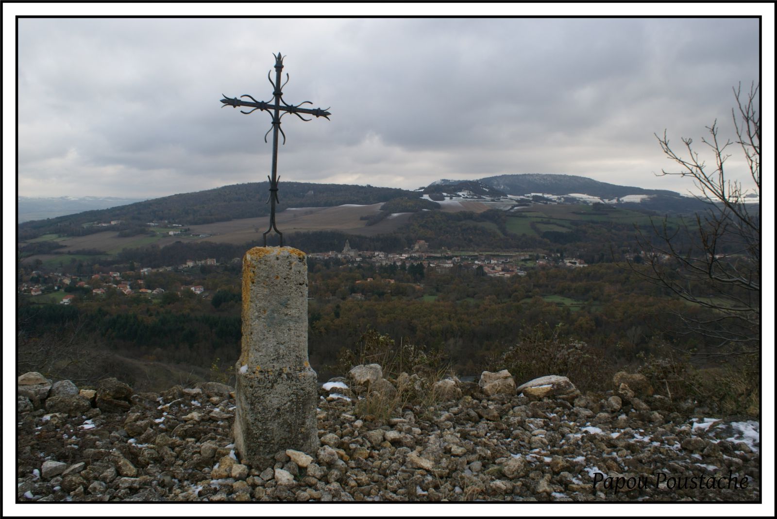 Fontaines,croix et chapelle à Saint Saturnin