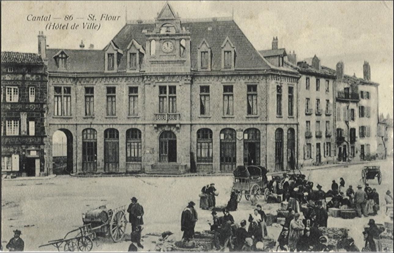 Hotel de ville et monument aux morts à St Flour