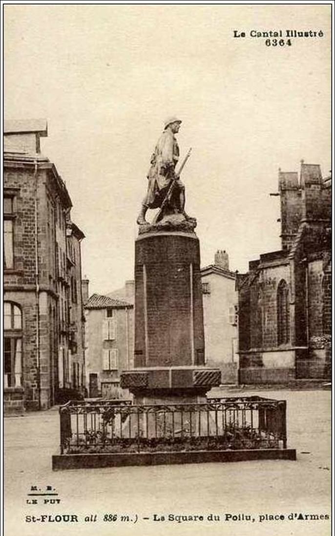 Hotel de ville et monument aux morts à St Flour