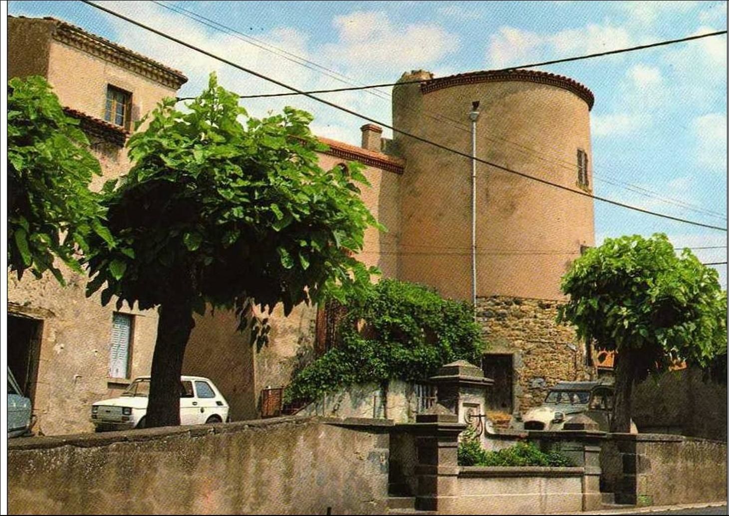 Chadeleuf:L'église et le chateau