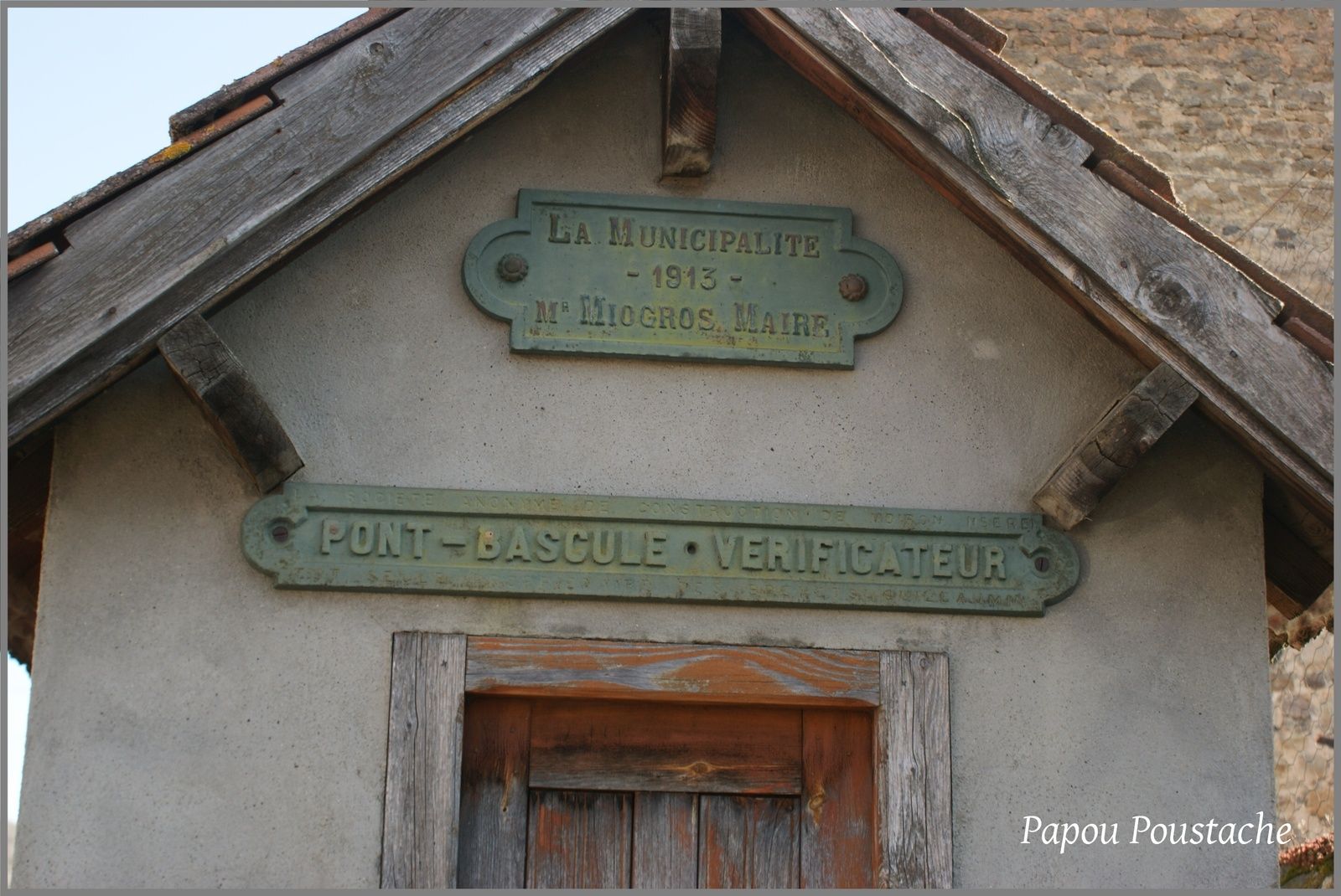Monument,fontaines,bascule et croix à Boudes