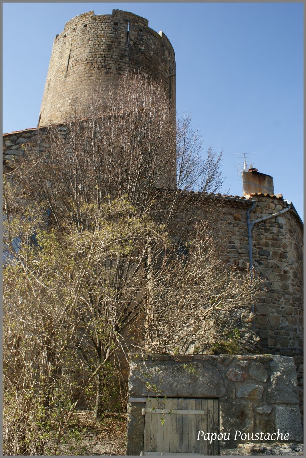 Montpeyroux:            La porte et la tour