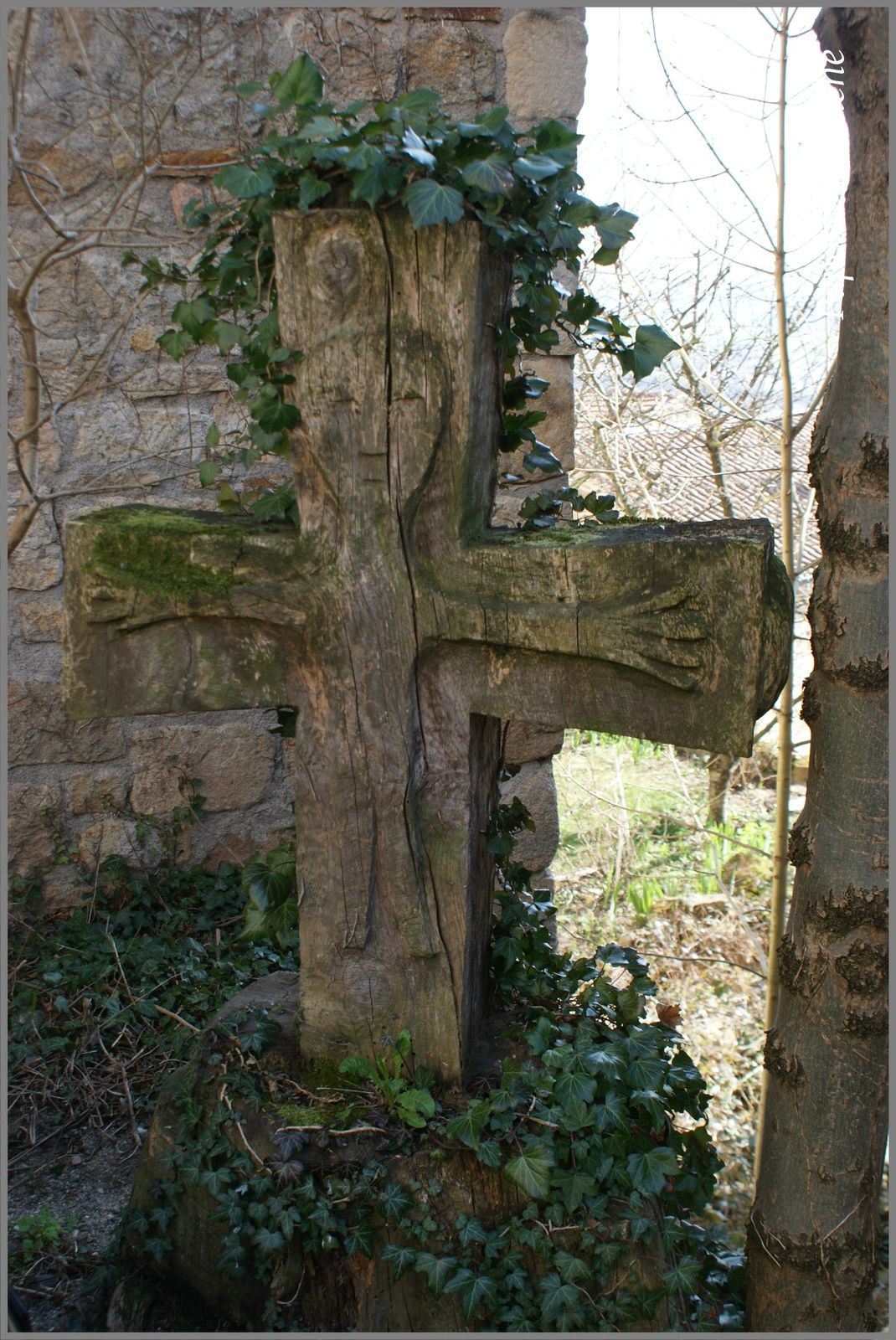 Monument aux morts et croix au village de Montpeyroux