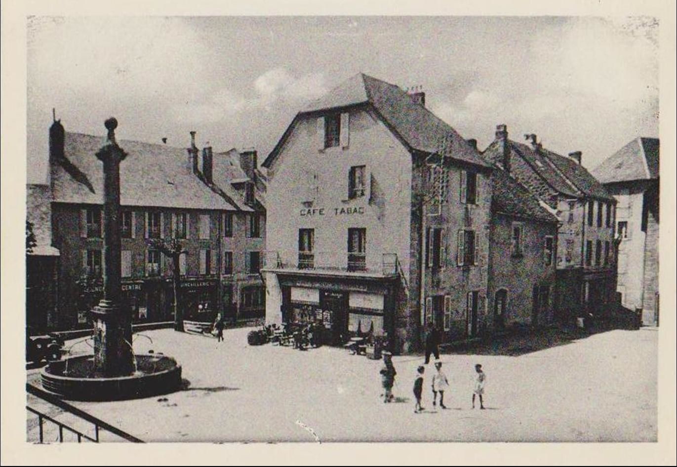 Monument,croix,place de la fontaine et lavoir à  Pierrefort