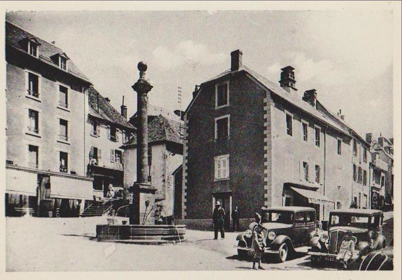 Monument,croix,place de la fontaine et lavoir à  Pierrefort