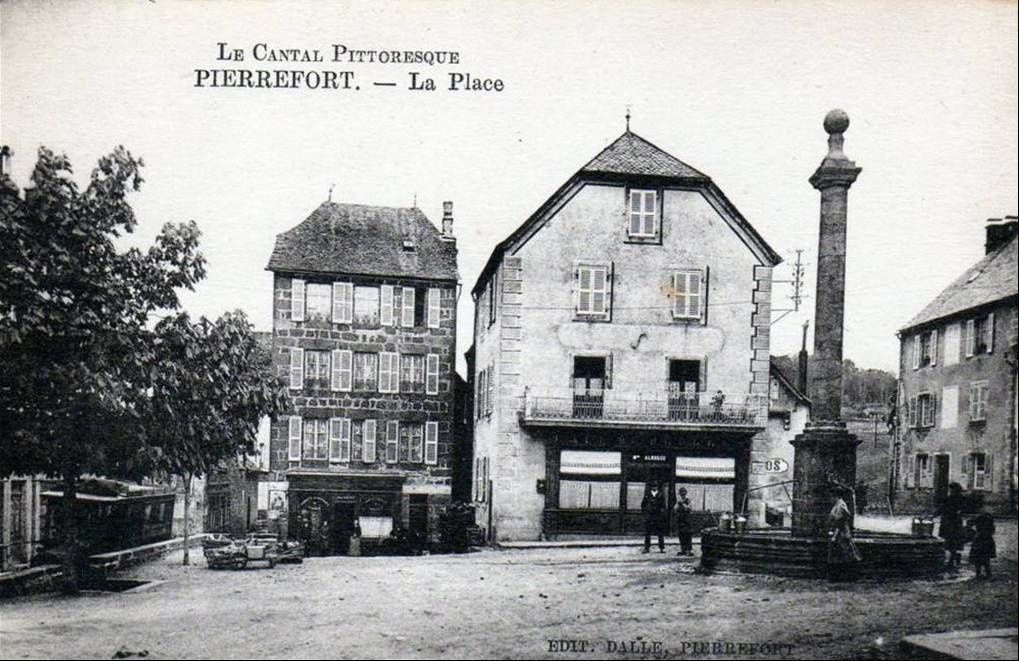 Monument,croix,place de la fontaine et lavoir à  Pierrefort