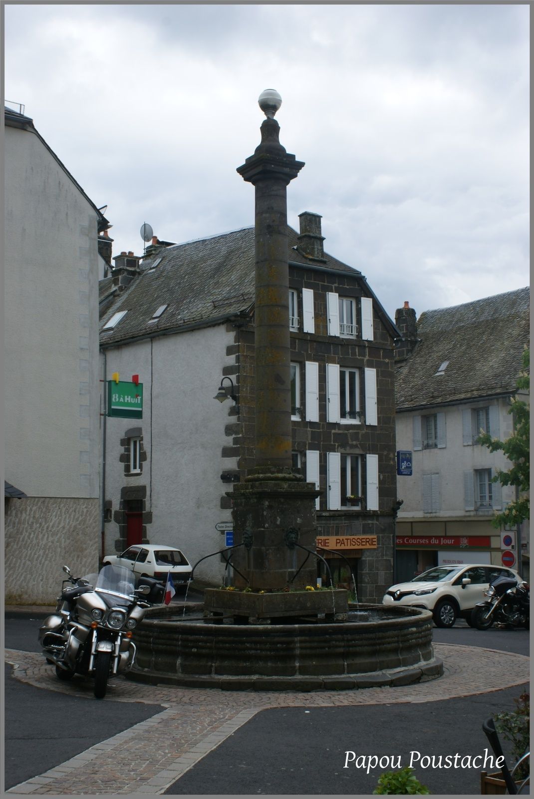 Monument,croix,place de la fontaine et lavoir à  Pierrefort