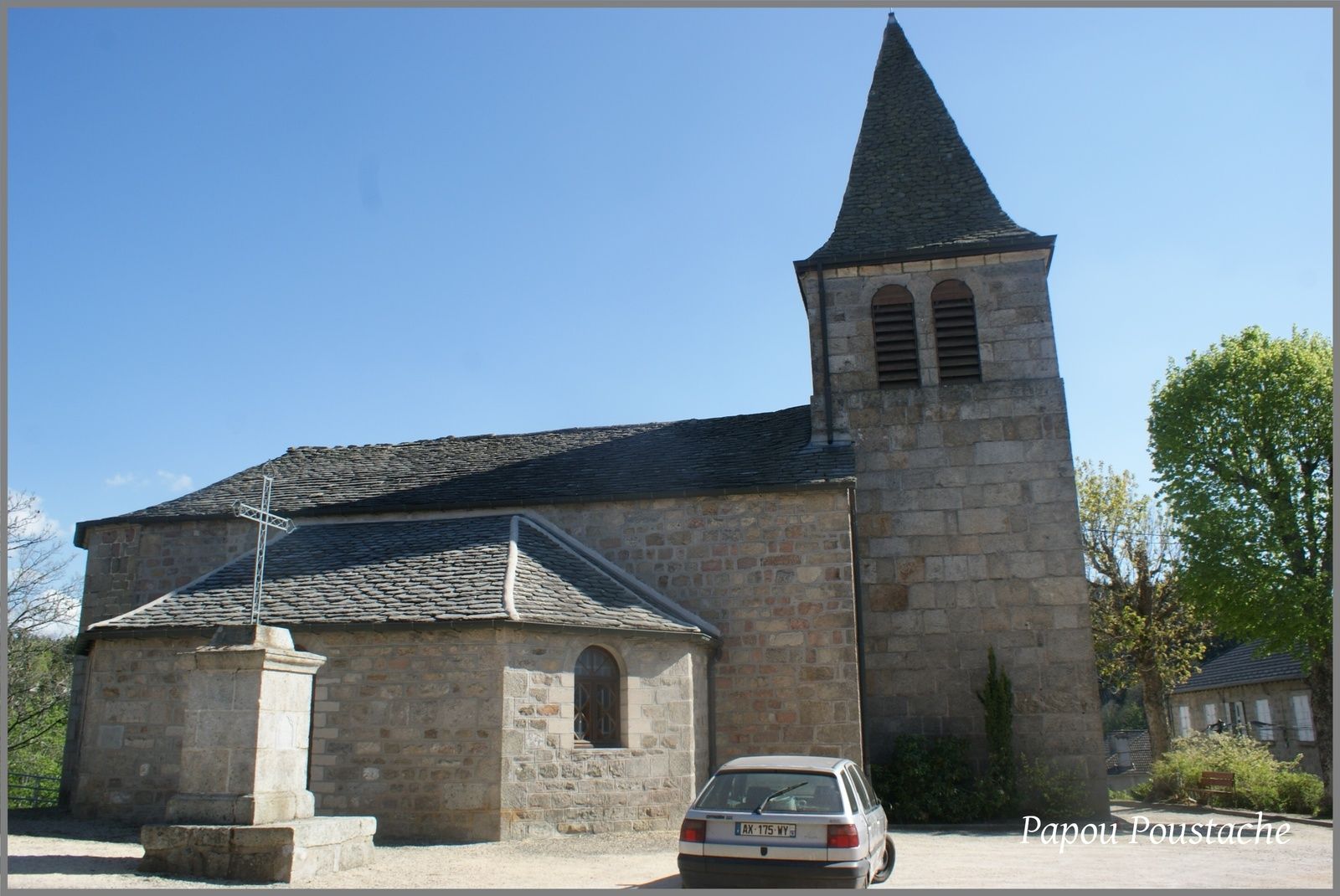 Eglise et monument au Chambon sur Lignon