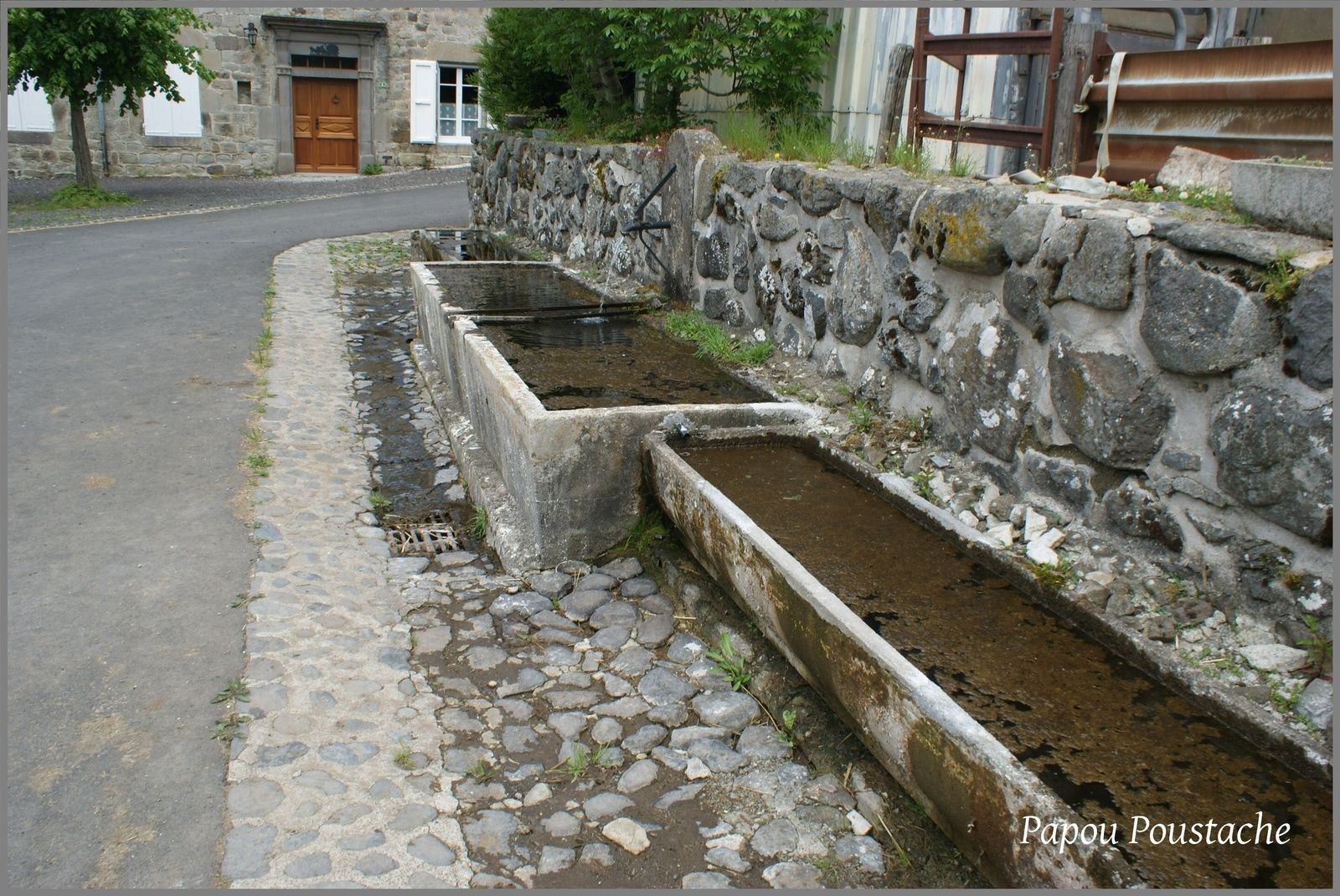 Fontaines et monument à Ségur les Villas