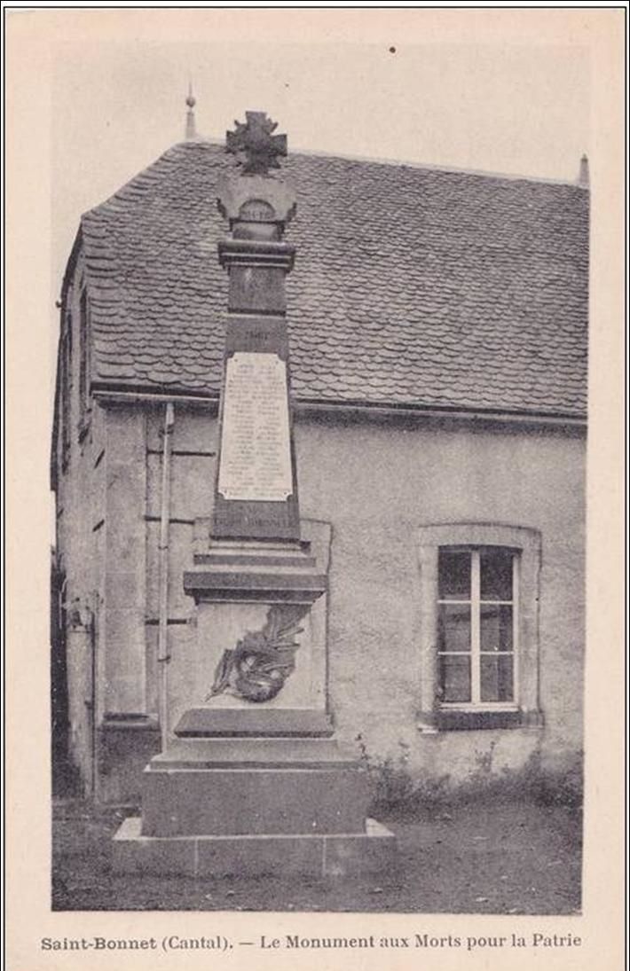 Saint Bonnet en Condat:La fontaine et le monument