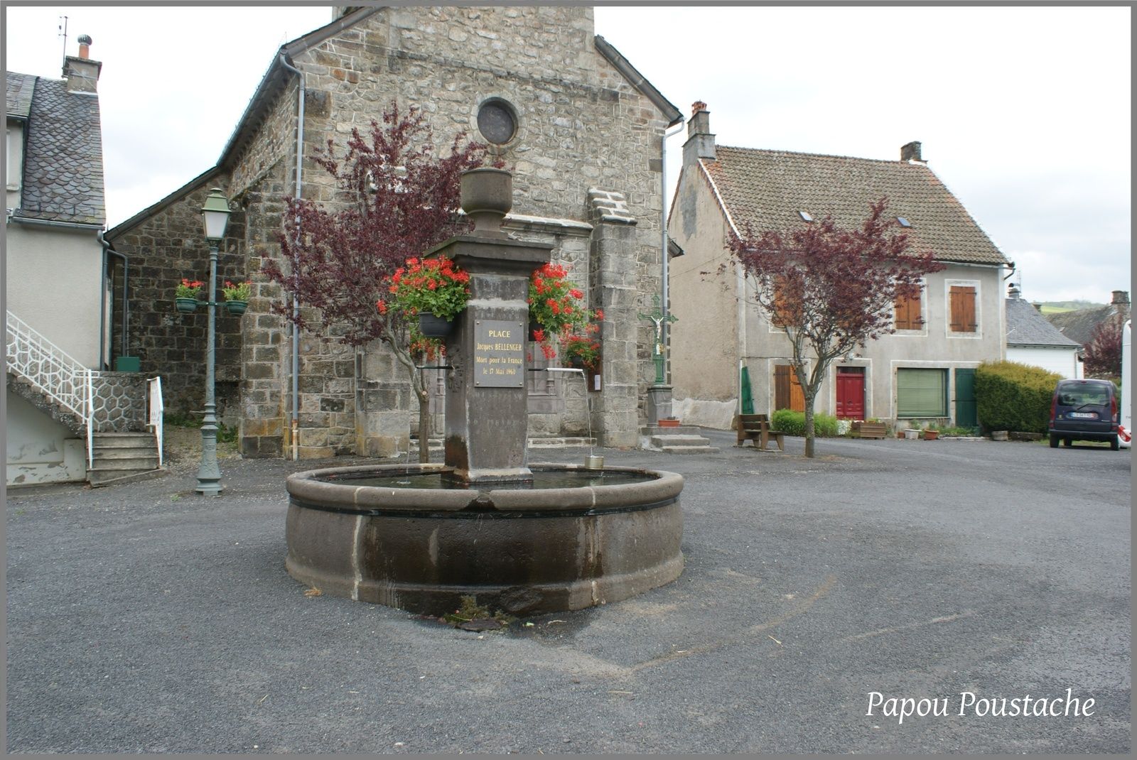 Saint Bonnet en Condat:La fontaine et le monument