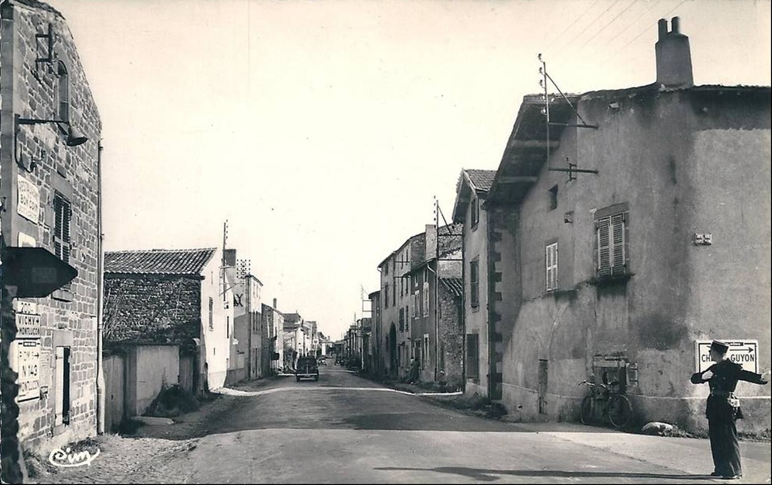 Les rues de St Bonnet près de Riom