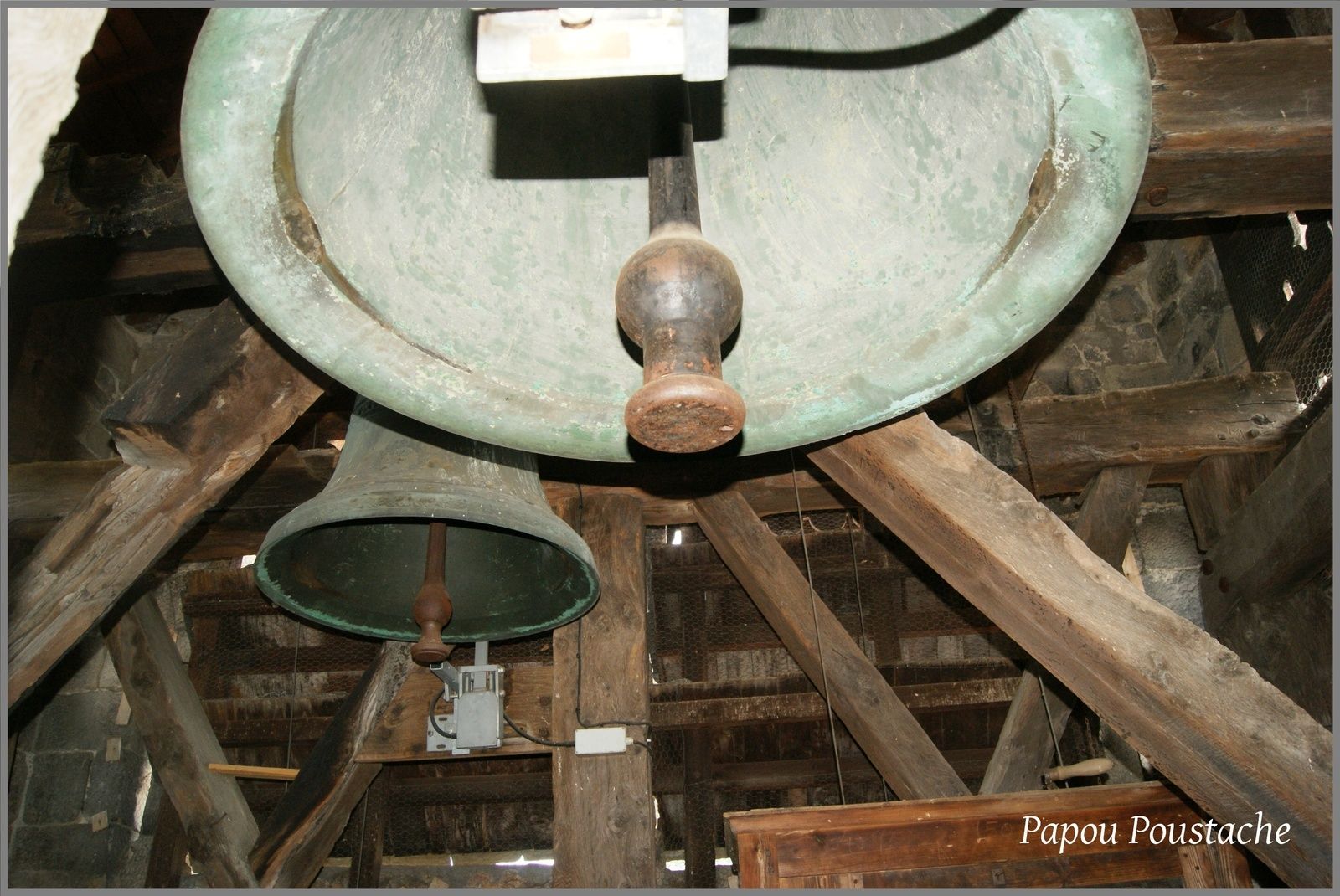 L'intérieur du clocher avec une  vue sur le chateau  au travers des clairevoies de la toiture