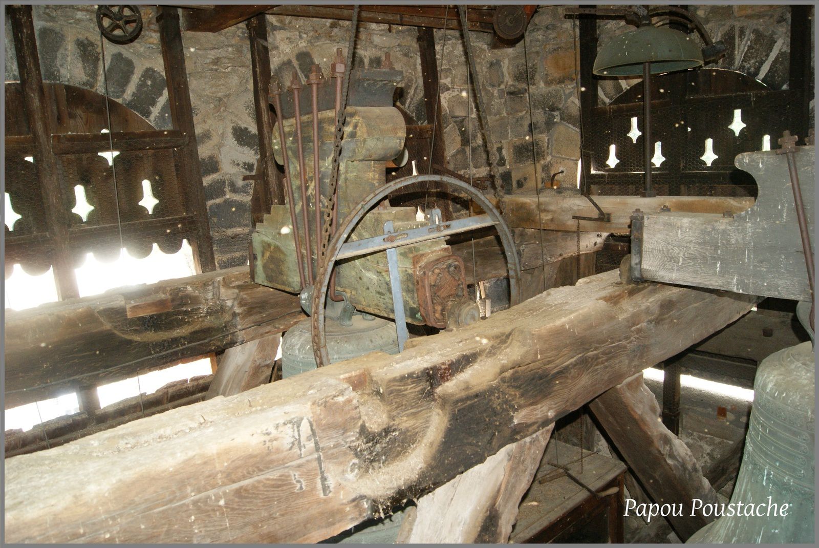 L'intérieur du clocher avec une  vue sur le chateau  au travers des clairevoies de la toiture