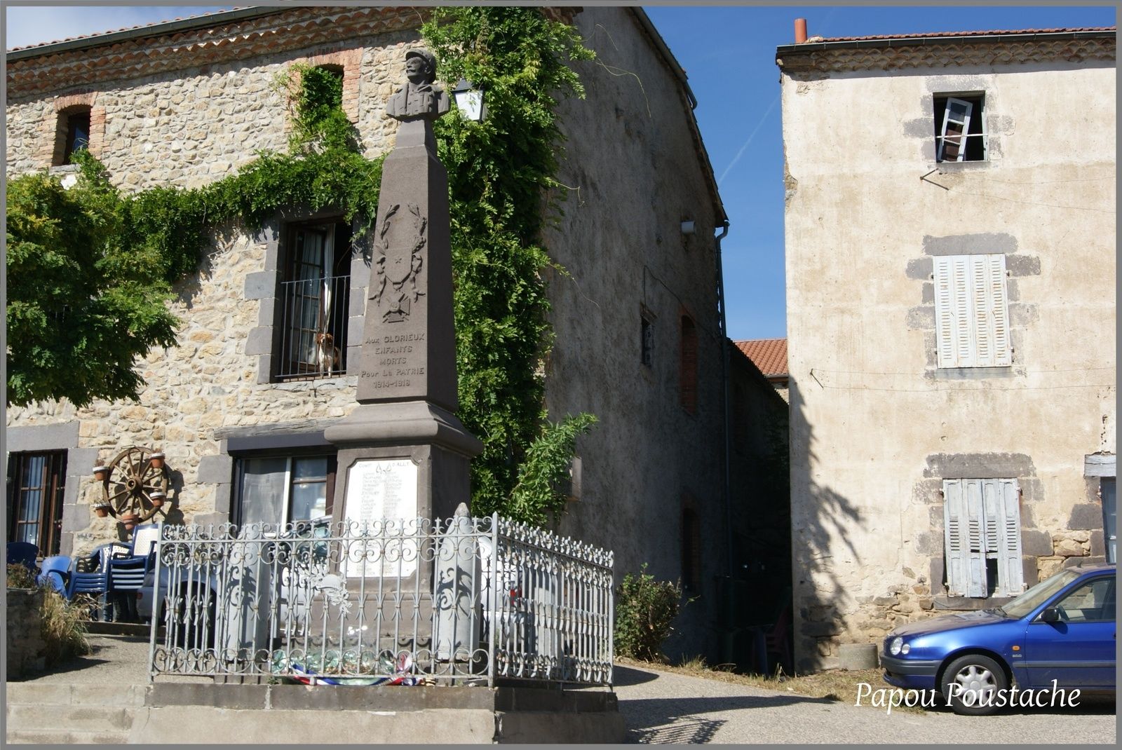 Monument et croix à Ally