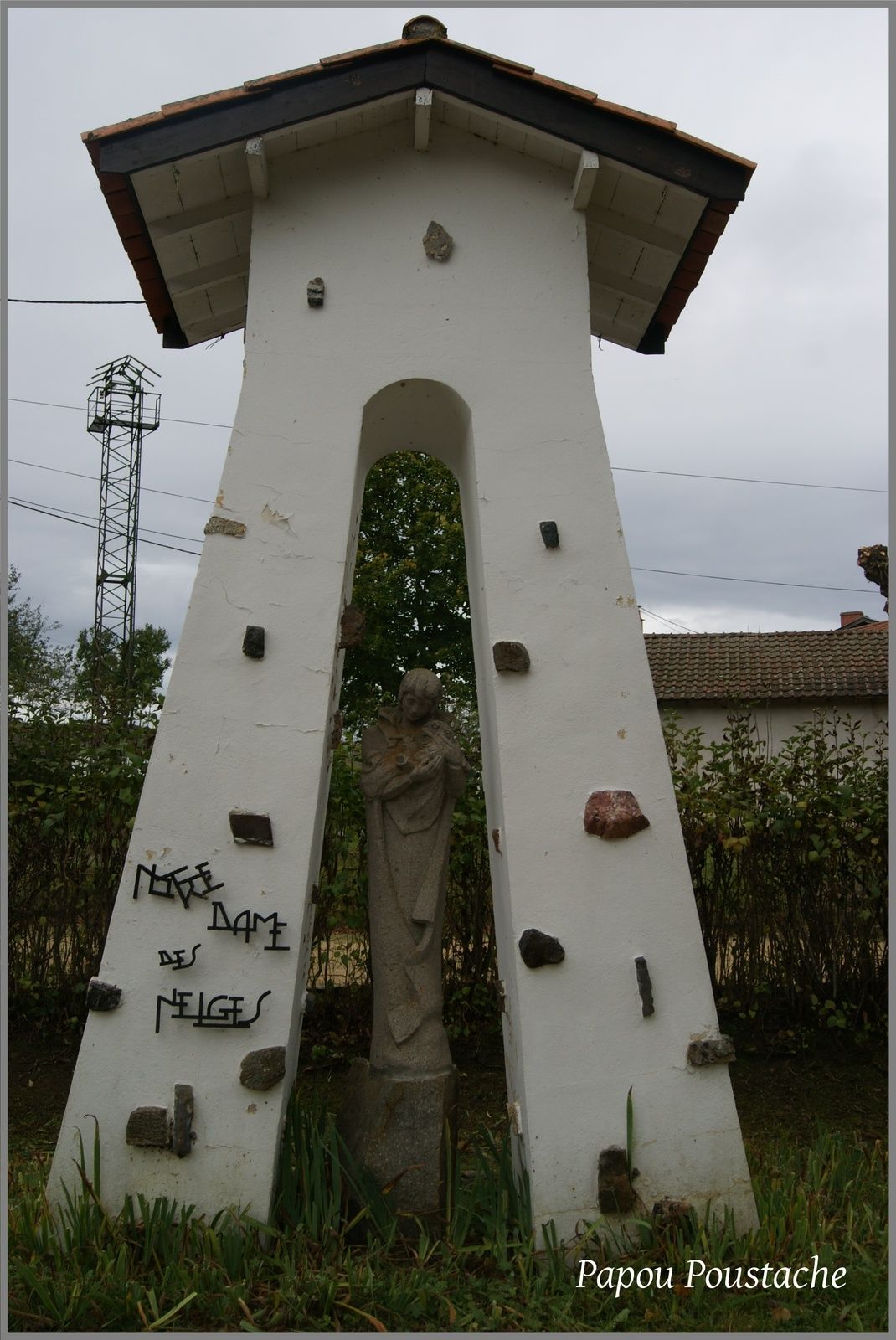 Autour du monument à Champagnac le Vieux