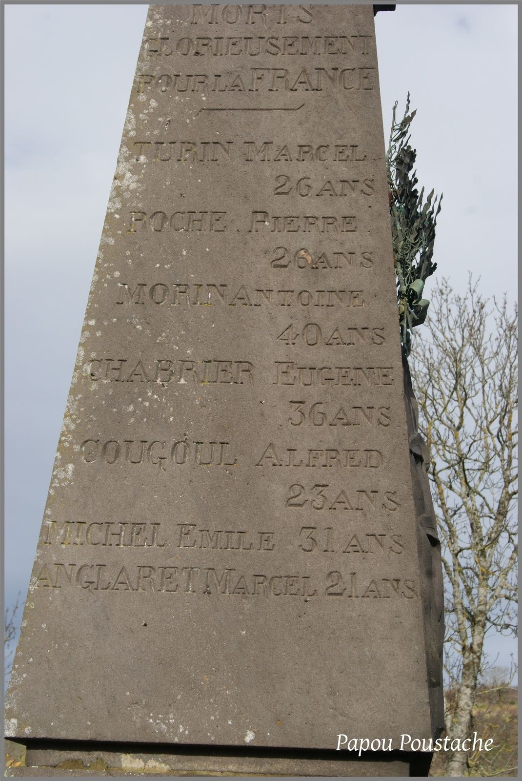 La chapelle et le monument à Chassagne