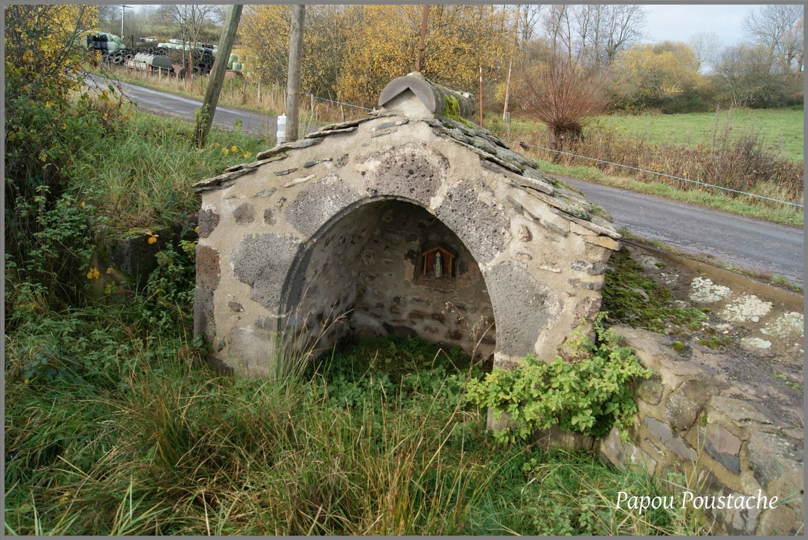 La chapelle et le monument à Chassagne