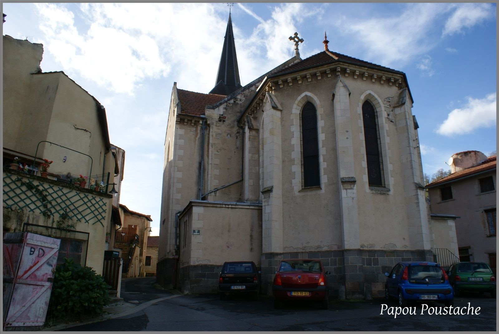 Eglise chapelle et croix à Neschers
