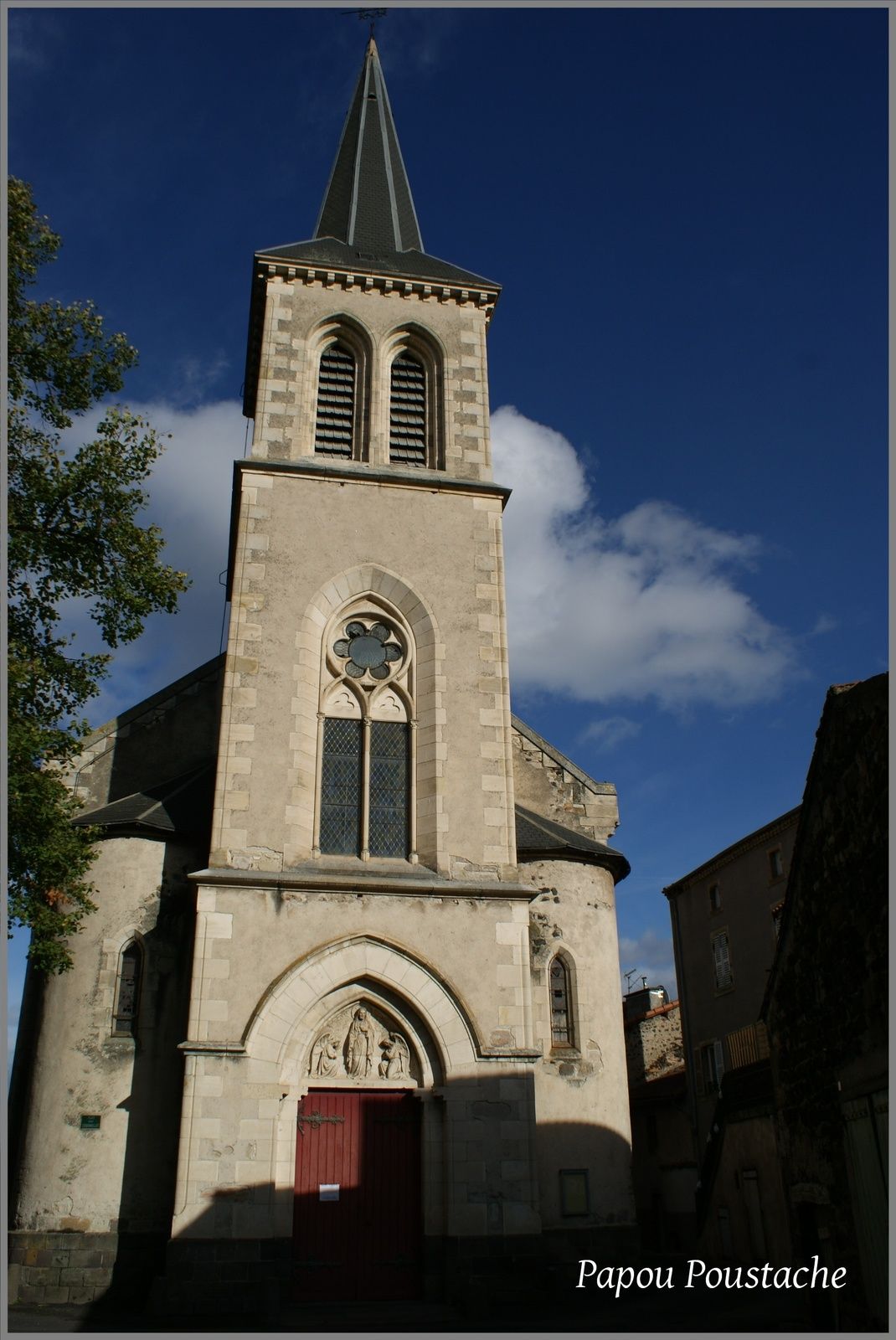 Eglise chapelle et croix à Neschers