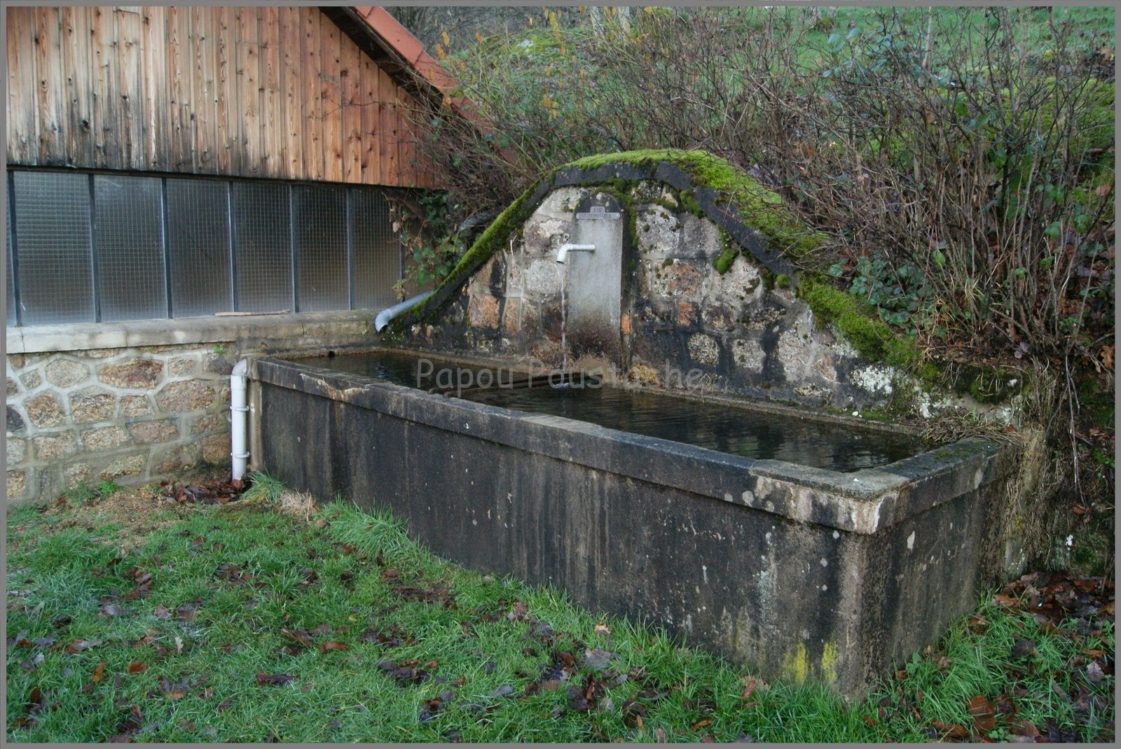 Le poids du village,puits,fontaines et l'église