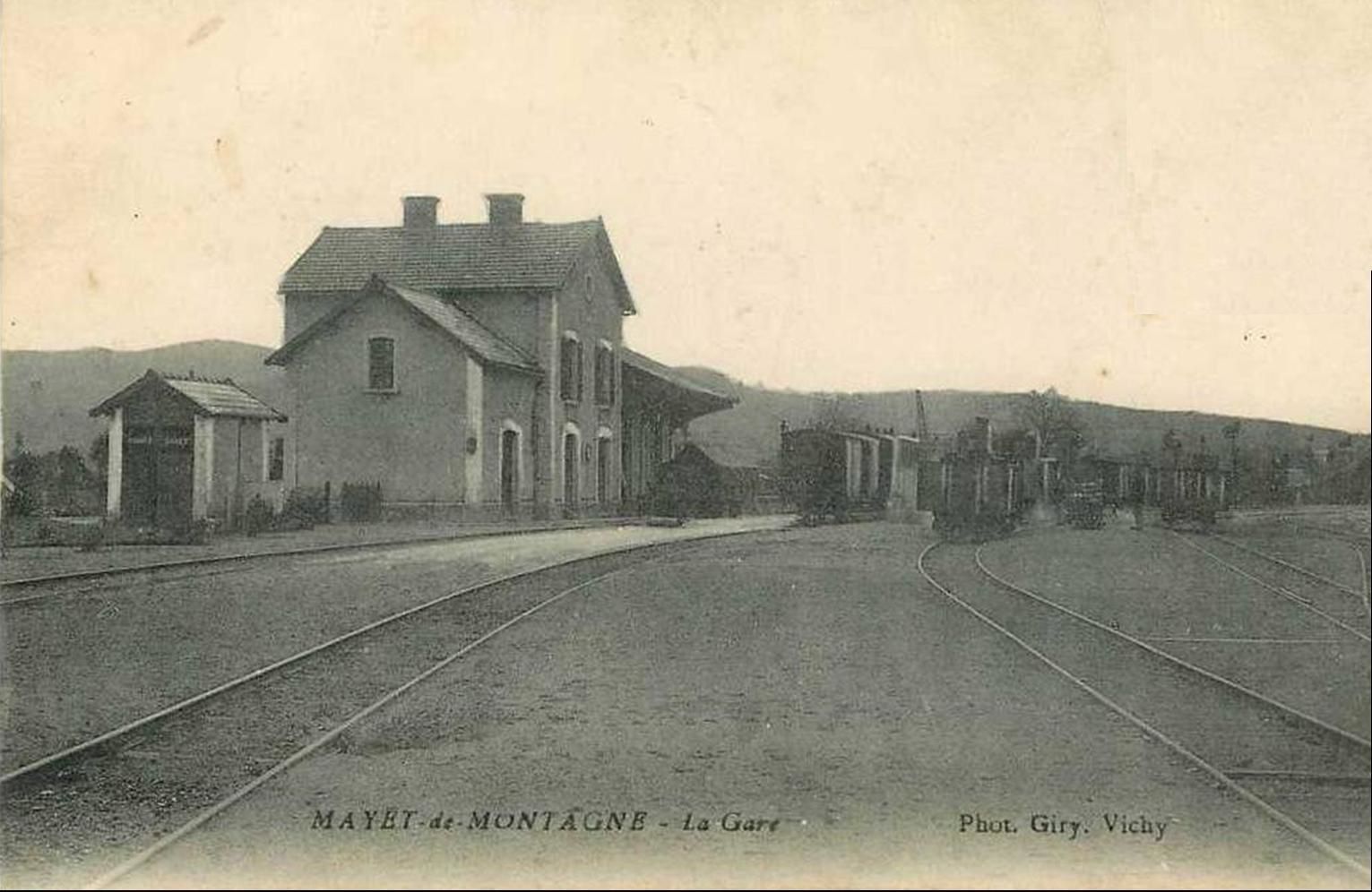 La gare et l'avenue de la gare au Mayet de Montagne