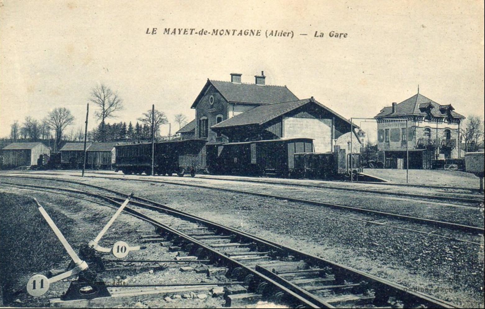 La gare et l'avenue de la gare au Mayet de Montagne