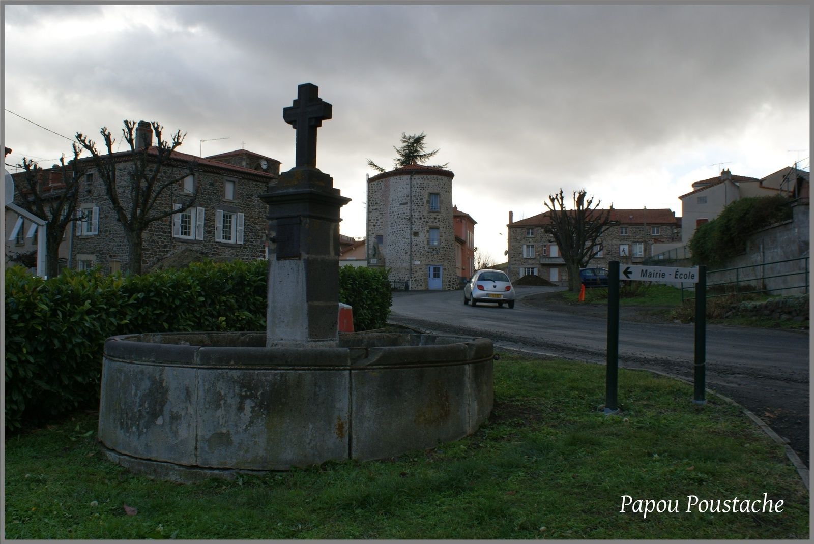Fontaines,église et monument à Flat