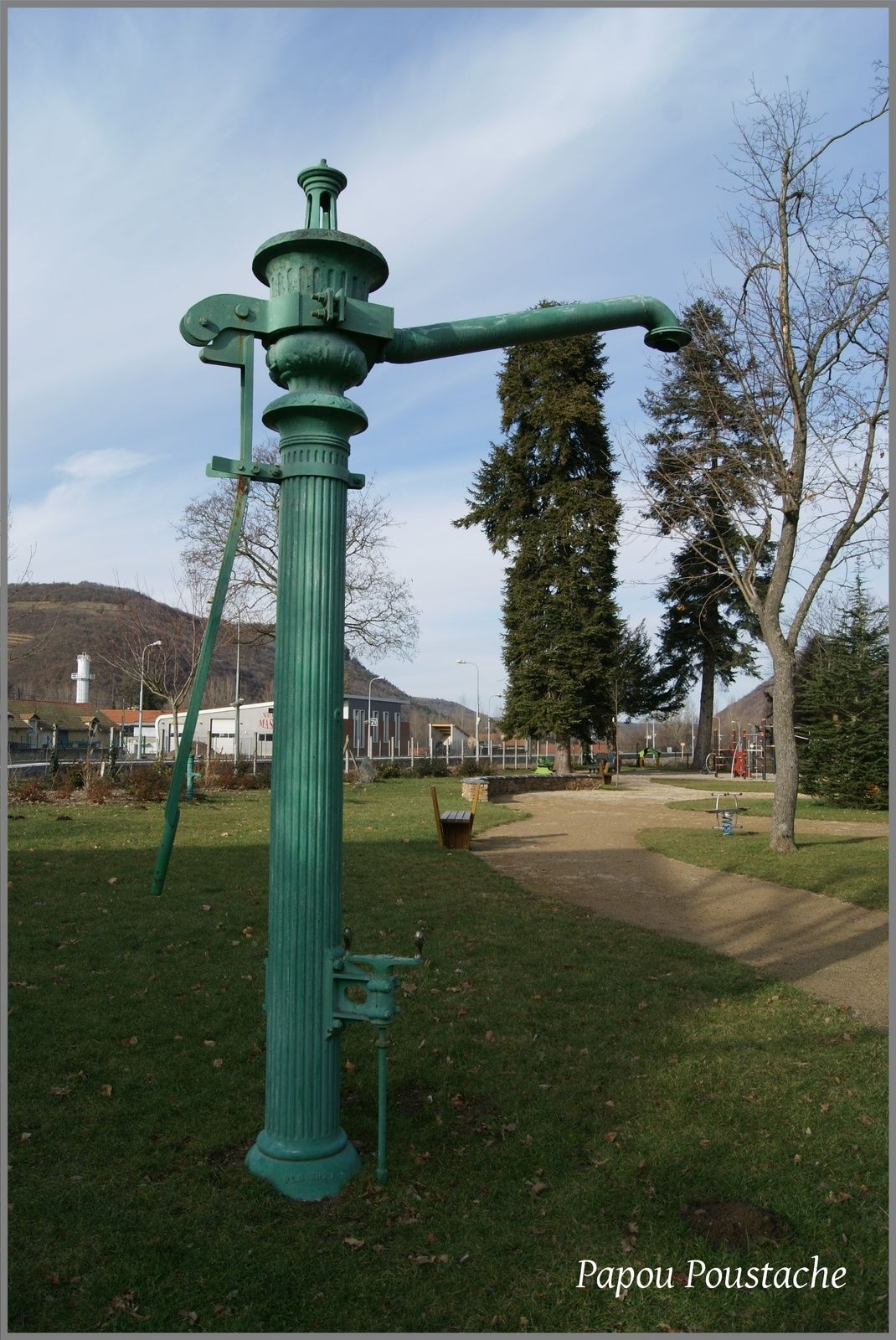Le monument,la bascule  et les fontaines à Massiac