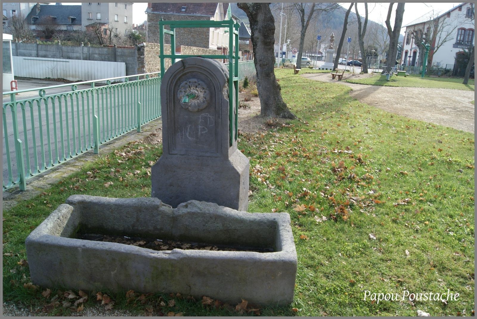 Le monument,la bascule  et les fontaines à Massiac